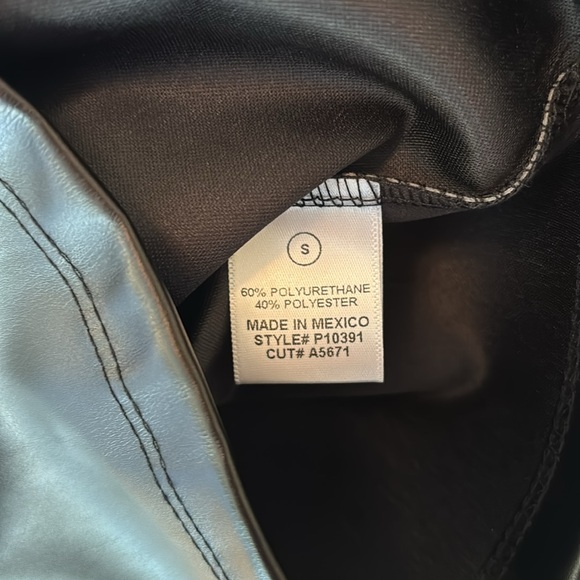 Fashion Nova Front zip faux leather shorts size small - Picture 3 of 3